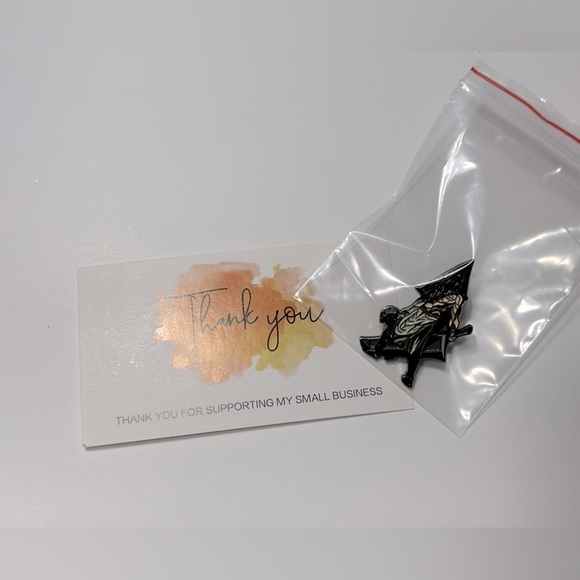 Silent Hill - Pyramid Head Pin 😶‍🌫️🔺✂️ - Picture 6 of 6